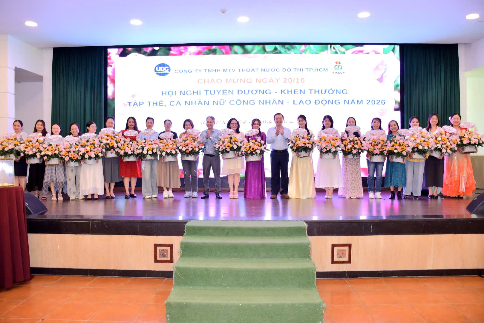Ban lãnh đạo Công ty tặng hoa cho các tập thể nữ UDC