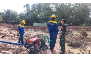 UDC ứng trực 24/24, bơm nước chống ngập phục vụ tìm kiếm hài cốt liệt sĩ tại Công viên Lê Thị Riêng