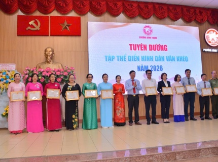 ĐẢNG BỘ UDC VINH DỰ NHẬN GIẤY KHEN TẬP THỂ ĐIỂN HÌNH 